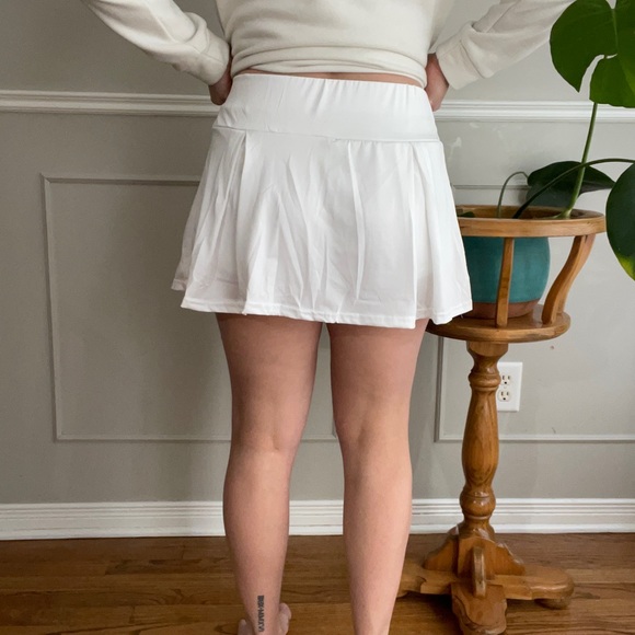 White tennis skirt - Picture 5 of 9